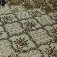Tissus pour robes à motif de treillis perlé avec motifs floraux métalliques et arches festonnées |   Textiles décoratifs pour robes de mariée et tenues de soirée