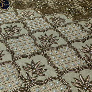 Tissus pour robes à motif de treillis perlé avec motifs floraux métalliques et arches festonnées |   Textiles décoratifs pour robes de mariée et tenues de soirée - Product Image 4