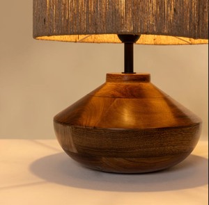 Lampe de table en bois moderne avec abat-jour en tissu de lin |   Éclairage décoratif de luxe pour usage hôtelier - Product Image 4