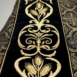 Chasuble de prêtre brodée sur mesure en polyester, avec étole noire et or, vêtement religieux pour l'église - Product Image 2