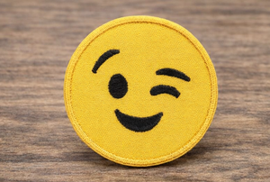 Set de 100 Parches Bordados Termoadhesivos de Caras Sonrientes y Piscando los Ojos, 10 Colores, 10 Piezas de Cada Color, para Chaquetas, Bolsos y Manualidades DIY - Product Image 3