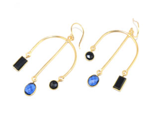 Boucles d'oreilles pendantes classiques et élégantes en laiton plaqué or 18 carats avec saphir bleu, quartz hydro et design à trois fils de forme fantaisie - Product Image 1