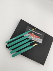 แหนบต่อขนตา Al-Fardan Instruments สีเขียว ปลายทอง สแตนเลสสตีล จับถนัดมือ ด้ามเพชร ความแม่นยำสูง งอ 90 องศา แบบบาง - Product Image 1