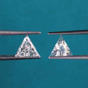 เพชรทรงสามเหลี่ยมเพาะเลี้ยงในห้องปฏิบัติการคู่หนึ่ง น้ำหนัก 0.61 ถึง 1.51 กะรัต ความสะอาดระดับ VVS1 ถึง VS2 รับรองโดย IGI เพชรเม็ดเดี่ยวสำหรับเครื่องประดับหมั้นและงานแต่งงาน - Product Image 2