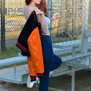 เสื้อแจ็คเก็ตครอปสไตล์วาร์ซิตี้สำหรับผู้หญิง สีเทา-ส้ม แบบเลตเตอร์แมน แขนหนังเทียม เสื้อคลุมลำลอง แฟชั่นสำหรับสุภาพสตรี - Product Image 3