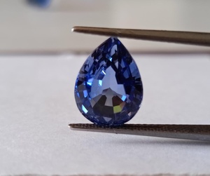Hermosa piedra preciosa suelta de zafiro azul pulido con corte en forma de lágrima, hecha a mano por un diseñador, para uso en la fabricación de joyería, venta al por mayor. - Product Image 1