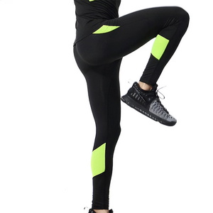Leggings de sport noirs avec bandes vertes, vêtements de fitness, pantalons de sport respirants extensibles dans les quatre sens - Product Image 3