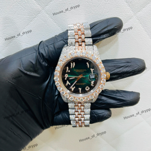 Reloj de pulsera de acero inoxidable con esfera verde de moissanita y diamantes, estilo hip hop, premium, con fecha y números arábigos. - Product Image 1