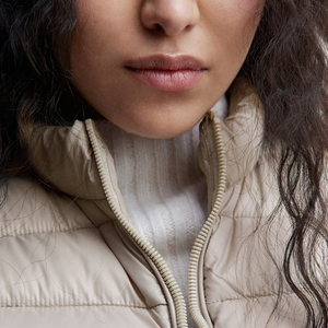 Chaleco Acolchado para Mujer, Diseño Premium, Protección Contra el Viento, Color Único, Fabricante al por Mayor - Product Image 5