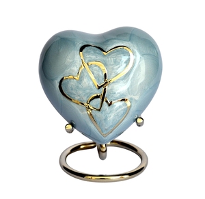Urne funéraire artisanale en émail rouge en forme de cœur pour cendres – Mini souvenir funéraire avec rose décorative et support de présentation argenté - Product Image 5