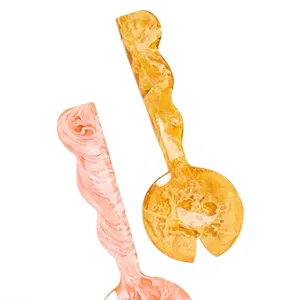 Juego de 2 Cucharas para Servir Ensaladas con Patrón de Resina Rosa Ámbar, Mango Largo, Utensilios Creativos y Novedosos para Servir - Product Image 2