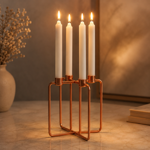 Candelabro Premium de Oro Rosa para 4 Velas, Decoración Moderna para el Hogar, Ideal para el Comedor o la Sala de Estar - Product Image 1