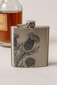 Flacons à liqueur en métal argenté de qualité supérieure, motif floral noir, parfaits pour les longues balades et les voyages routiers, et cadeau de retour unique. - Product Image 3