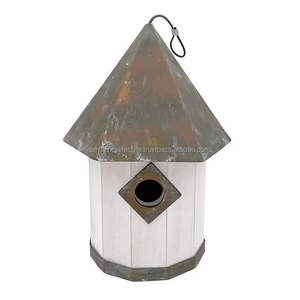 Casa de pájaros rústica de metal para colgar, refugio decorativo para jardín, lugar de anidación al aire libre para pájaros pequeños en el patio trasero - Product Image 5