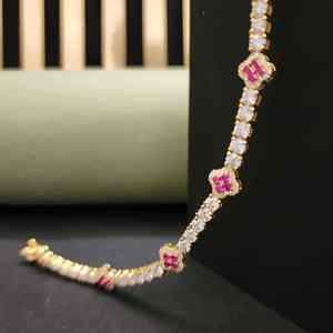 กำไลข้อมือทองคำแท้ 18K แบบคลาสสิก ประดับเพชรทรงกลมเจียระไนแบบบริลเลียนท์ ลายดอกไม้ สำหรับผู้หญิง สไตล์งานแต่งงาน - Product Image 2
