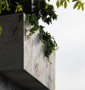 แผ่นหินธรรมชาติบางพิเศษ 2 มม. รุ่นหรูหรา Sanjeevni White Slate Block สำหรับงานตกแต่งภายนอก แบบยืดหยุ่น ผลิตด้วยมือในอินเดีย - Product Image 2