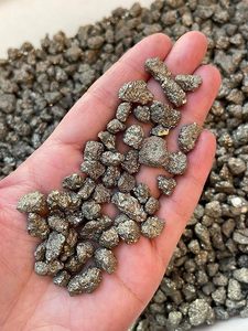Vente en gros de copeaux d'agate pyrite brute, cristal de pyrite concassé 3-5mm pour la décoration intérieure et les fêtes par AMAYRA CRYSTALS EXPORTS INDIA - Product Image 2