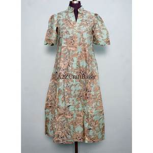 เดรสผู้หญิงทรงคังกูร่า ความยาวปานกลาง คอวี แขนสั้น ลายดอกไม้ ผ้าถัก ทรงเอไลน์ สวมใส่ได้ทั้งทำงานและลำลอง ซักได้ ระบายอากาศได้ดี - Product Image 1