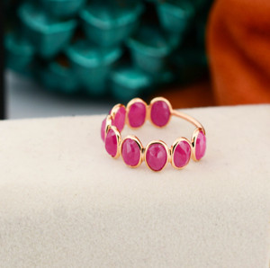 แหวนประดับทับทิมสีแดงธรรมชาติแบบ Eternity Band ตัวเรือนทองคำแท้ 18K สีเหลือง – แหวนประดับพลอยรูปไข่ แหวนประจำเดือนเกิดเดือนกรกฎาคม เครื่องประดับชั้นดี - Product Image 4
