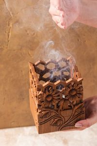 Brûleur à Bakhoor en bois rustique de designer, Mabkhara de luxe, porte-encens Oud, cadeau personnalisé fait main de qualité supérieure pour le Ramadan et l'Aïd - Product Image 3