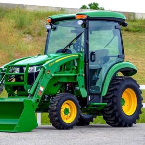 Tracteur compact à roues 4x4 John Deere 3046R 2026 d'occasion, chargeur central, tracteur de jardin 70 CV, transmission par engrenages, moteur haute performance, pompe - Product Image 1
