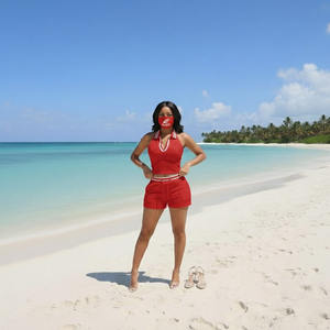 Ensemble de jupes personnalisées OEM pour femmes, comprenant un crop top à capuche avec impression de logo décontractée, idéal pour l'hiver - Product Image 3