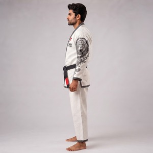 Uniforme de karaté léger Uniforme de karaté de qualité fabriqué avec un tissu respirant, une construction flexible et des coutures fiables - Product Image 3