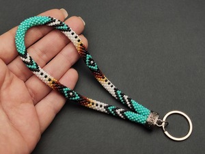 Porte-clés de poignet tendance pour femme, fait main, personnalisé, avec perles, motif diamant turquoise, blanc, noir, rouge, jaune, marron et anneau en argent - Product Image 4