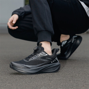 รองเท้าวิ่งผู้ชายแบบไม่มีเชือกผูก หัวเข็มขัดหมุนได้ รุ่นใหม่สำหรับฤดูใบไม้ผลิและฤดูร้อน ผ้าตาข่ายระบายอากาศ พื้นรองเท้านุ่ม ซับแรงกระแทก รองเท้ากีฬาลำลอง - Product Image 3