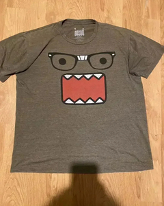T-shirt gris pour homme à manches courtes, col rond, coupe classique, imprimé motif visage, style décontracté - Product Image 3