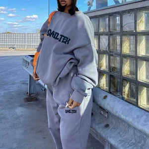 Ensemble de survêtement personnalisé avec broderie pour femme, collection automne-hiver, comprenant un sweat à capuche zippé et un pantalon de jogging déchiré, coupe oversize - Product Image 1