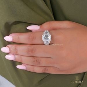 Anillo de compromiso de lujo con corte esmeralda y halo de diamantes cultivados en laboratorio, anillo de boda para mujer, joyería fina personalizada - Product Image 5
