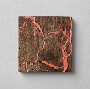 Posavasos Modernos Cuadrados de Madera Quemada Lichtenberg y Resina con Diseño Artístico de Resina Color Durazno, Accesorios Ecológicos para Bebidas - Product Image 1