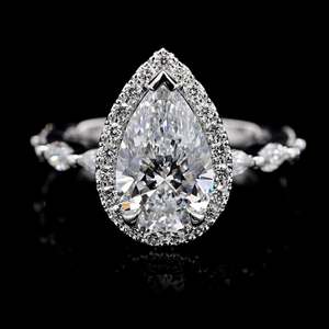 Bagues classiques en moissanite pour femmes, vente en gros, direct usine, or jaune 14K, forme poire, halo brillant, sangle latérale festonnée à griffes partagées - Product Image 1