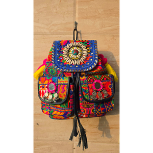Bolso étnico bordado a mano con un medallón central de espejo con diseño de shisha, incrustaciones auténticas de conchas de cauri y colores vibrantes. - Product Image 3