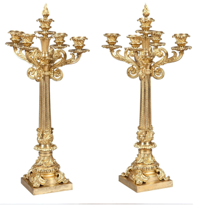 Ensemble de candélabres élégants dorés avec bases trépieds détaillées et accents floraux, maintenant disponibles à prix de gros. - Product Image 6