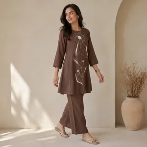 Ensemble coordonné brodé marron pour femme, col rond, manches trois quarts, tunique évasée, pantalon large assorti, tenue décontractée florale - Product Image 5