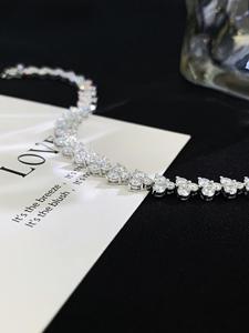 Bracelet chaîne tennis en or 18 carats avec diamants de laboratoire en forme de cœur - Product Image 2