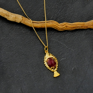 Colgante de pez tallado a mano con rubí natural de Mohave, collar chapado en oro, joyería bohemia con dije de animal, regalo para ella. - Product Image 5