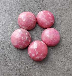 พลอยทูลไลท์ธรรมชาติทรงกลมแบบคาโบชอง สีชมพู ด้านหลังแบน ขนาดปรับเทียบแล้ว สำหรับทำเครื่องประดับ พลอยหลวม คริสตัลบำบัด - Product Image 1