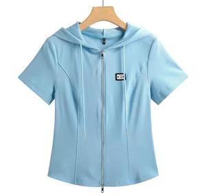 T-shirt coréen slim d'été pour femme, respirant, brodé, imprimé lettres, couleur unie, à capuche, décontracté, court, blanc, noir - Product Image 1