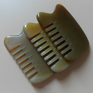 Peigne artisanal moderne en corne de buffle naturelle, poli et sculpté, pour massage des cheveux et du cuir chevelu, objet d'art et de collection - Product Image 3