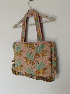 Funda acolchada para portátil con estampado de jungla y correas para el hombro, elegante y protectora, de Shree Balajee Garments - Product Image 4