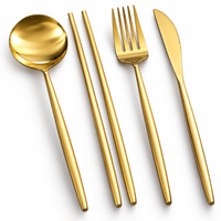 Collection de couverts en acier minimaliste dorés en cinq pièces |   Ustensiles de table élégants avec cuillère de service, fourchette, couteau et baguettes ZS