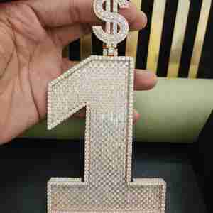 Elegante Colgante Hip Hop de Acero Inoxidable con Símbolo de Dólar Número 1, Chapado en Plata de Ley con 82CT de Diamantes Cultivados en Laboratorio, Moderno, Unisex, para Aniversario - Product Image 3