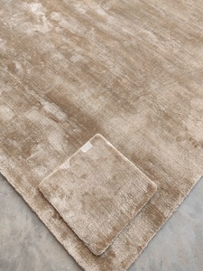 Tapis en soie champagne tissé à la main : design minimaliste moderne - Product Image 5