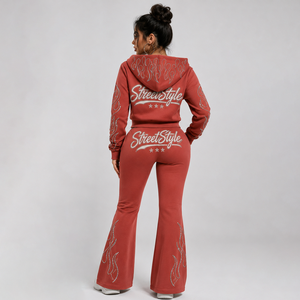 Ensemble de survêtement court personnalisé pour femme, couleur rouille, avec capuche doublée léopard, leggings évasés à motif flamme et strass, et ensembles bling avec lettrage – Fournisseurs en gros - Product Image 4