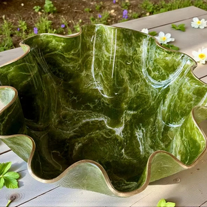 Cuenco grande de resina epoxi verde oliva con diseño de geoda, hecho a mano, decorativo, para servir. - Product Image 1