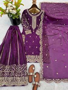 Traje de Georgette de Seda de Lujo con Bordado Dorado Intenso, Diseño Exclusivo Salwar Kameez, Conjunto Étnico Tradicional Pakistaní para Fiestas y Uso Casual - Product Image 2