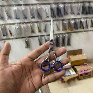 กรรไกรตัดผมสำหรับคนถนัดขวา ใบมีดตรง ปลายคม ผลิตจากเหล็กกล้าไร้สนิมญี่ปุ่น น้ำหนักเบา ด้ามจับขนาดกลาง สำหรับร้านทำผมและจัดแต่งทรงผม - Product Image 5